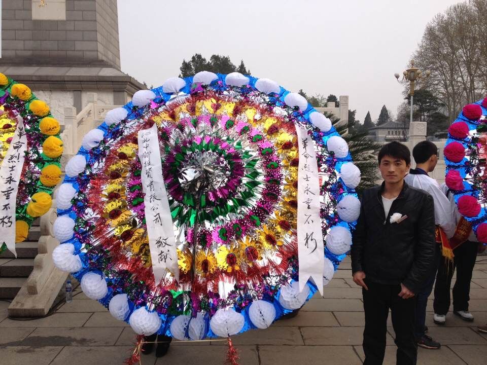 公司干部職工，到華北軍區(qū)烈士陵園掃墓，深切緬懷革命先烈