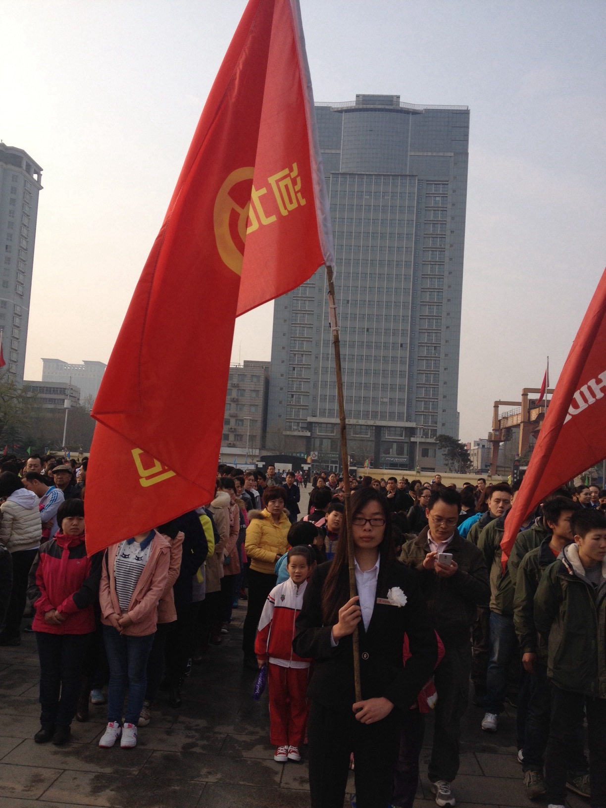 公司干部職工，到華北軍區(qū)烈士陵園掃墓，深切緬懷革命先烈